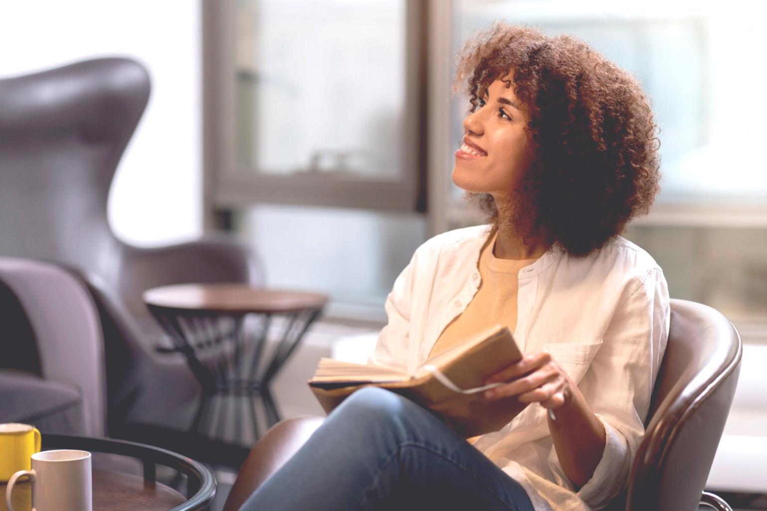 Análisis financiero con documentos y gráficos de empresas cotizadas