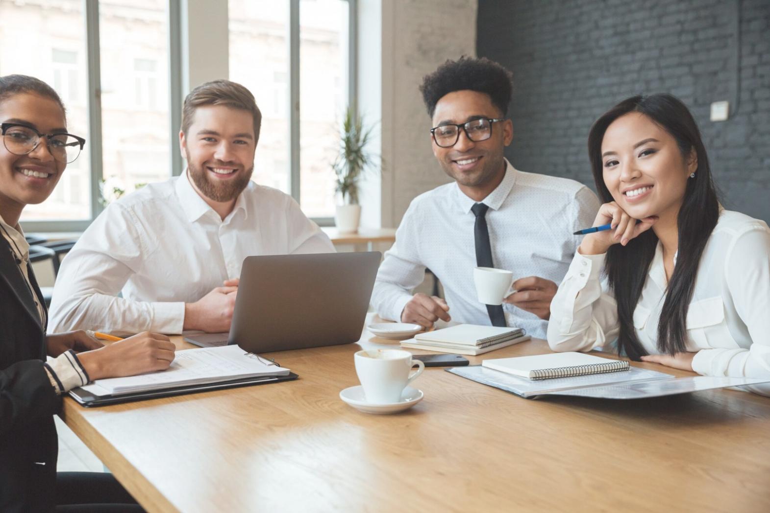 Reunión de revisión de análisis financiero con documentos y gráficos sobre la mesa