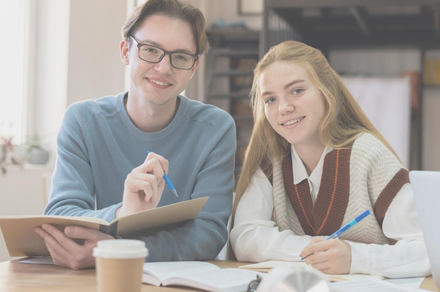 Sesión de modelado financiero con hojas de cálculo complejas proyectadas