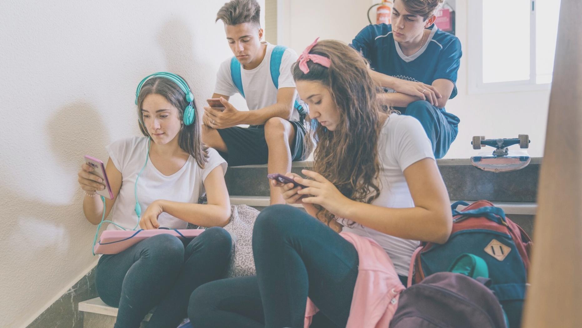 Equipo profesional trabajando en análisis financiero colaborativo